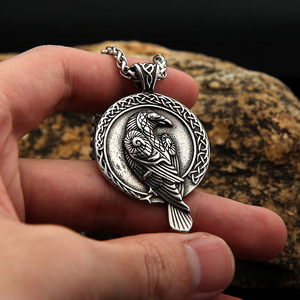 Yunnique – collier avec pendentif corbeau celtique en acier inoxydable, design animal unisexe, chaîne de 60cm, bijoux à la mode - Product Image 3