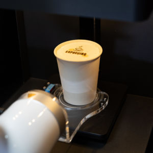 EXPOCCINO Distributeur automatique de café futuriste et machine publicitaire LED avec fonction SDK, refroidissement thermoélectrique, capacité personnalisable - Product Image 1