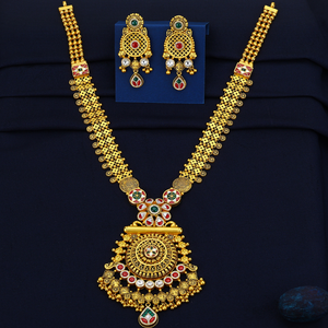 Elegante conjunto de collar y aretes de oro tradicional indio con diseño intrincado inspirado en templos, ideal para novias. - Product Image 1