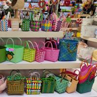 Offre Spéciale à la mode PP tissé sac étanche léger durable panier à main pour voyage plage supermarché fête de mariage
