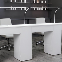 Grand bureau de manucure en bois blanc avec lampes intégrées pour salon de beauté