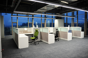 Poste de travail de bureau moderne de bonne qualité avec cloisons d'intimité, table de bureau, grande capacité de rangement, cadre en aluminium, pour bureau à domicile - Product Image 4