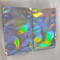 Sacs d'expédition holographiques en polyéthylène, pochettes d'expédition irisées personnalisées avec logo laser pour boutique de vêtements en ligne