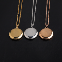 Collier avec pendentif en acier inoxydable personnalisé avec photo et nom gravés, couple ouvrant un médaillon
