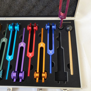 Kit de diapasons chakra colorés 8-en-1 en gros avec boîte de rangement (fréquences : 126.22, 136.1, 141.27, 172.06, 194.18, 210.42, 221.23, 272.2OM) - Product Image 1