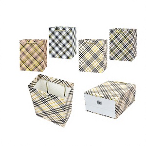 Bolsa de Regalo Grande Erpsl Modelo 27038, Impresa en Offset, con Diseño a Cuadros y Detalles Dorados, para Promoción - Product Image 1