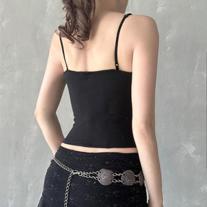 Camisola Corta Negra Estilo Gótico Punk con Hebillas Metálicas, Lazo Asimétrico, Top Corto Atrevido para Mujer con Logotipo Frontal - Product Image 5