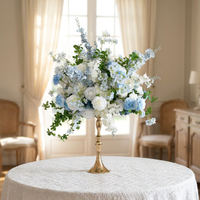 Centre de table élégant en fleurs artificielles bleu poudré et blanc, arrangement floral en soie de roses et d'hortensias pour table de mariage, support doré pour événement