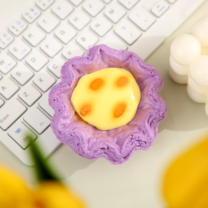 Jouet de décompression en mousse PU à rebond lent, en forme de tarte aux œufs, avec logo personnalisé, vente en gros du fabricant - Product Image 3