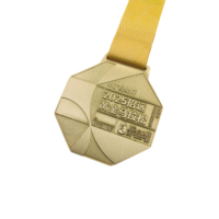 Médaille de finisseur personnalisée pour marathon de Shenzhen, en alliage de zinc plaqué or avec texture en éventail radial et relief de l'horizon de la ville pour événements de course