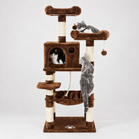 Arbre à chat marron avec niche fermée, hamac inférieur et balançoires supérieures