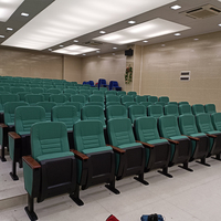 Chaises d'école, d'église, de salle de conférence, en plastique, avec pieds en fer et assise en éponge verte.