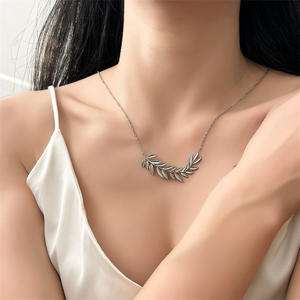 Collana di foglie di moda per i regali di compleanno della <span class=keywords><strong>figlia</strong></span> delinate impermeabili in acciaio inossidabile placcato oro foglie collane di fascino per le donne - Product Image 3