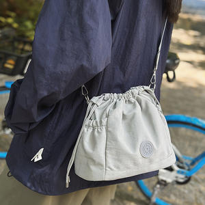 Venta al por mayor minimalista hombre mujer parejas nylon bolsos con cordón solo hombro bandolera - Product Image 3