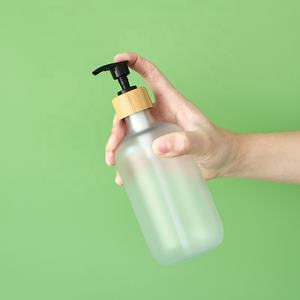 Botella de plástico PET transparente esmerilado de 500ml, bomba de loción negra, tapa de bambú, embalaje cosmético serigrafiado - Product Image 3