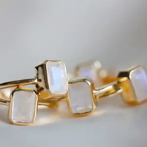 Cincin perhiasan batu permata berharga untuk wanita, potongan zamrud batu bulan alami 925 perak murni desain cincin batu tunggal sederhana
