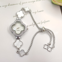 Montre élégante et tendance pour femme, avec un charme incrusté de diamants, trèfle à quatre feuilles, mouvement à quartz, résistance à l'eau 3BAR, verre en alliage