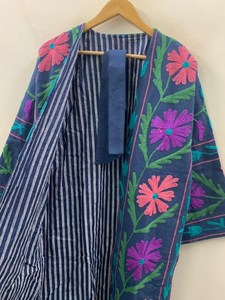 Abrigo largo de invierno de terciopelo y algodón con estampado animal arcoíris, hecho a mano, estilo suzani, extragrande, ecológico, transpirable, artesanal. - Product Image 3