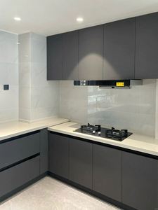 Ensemble d'armoires de cuisine modernes Santopova gris avec crédence en carrelage de marbre et plan de travail blanc - Product Image 2
