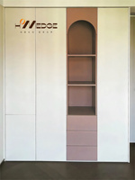Armoire de chambre moderne avec portes battantes, design autoportant, coiffeuse convertible sur mesure