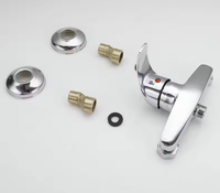 Ensembles de robinetterie de bain et de douche modernes avec corps en zinc chromé, finition chromée, surface polie, jet de pluie - Utilisation hôtelière
