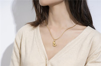 Mode dames pendentif prier main collier en acier inoxydable 18k plaque d'or pendentif main humaine avec chaîne de boîte