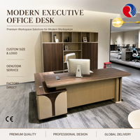 Bureau de direction en forme de L avec plateau en bois foncé et panneau frontal à lattes crème