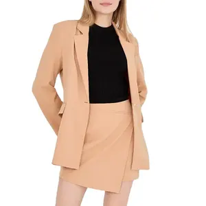 Ensemble jupe et veste beige avec détail de pompon sur les bords Tissus tissés tissus beige Jupe et veste Costume W