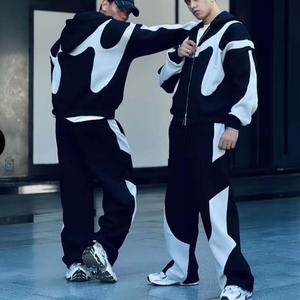 <span class=keywords><strong>Tuta</strong></span> Sportiva Personalizzata da <span class=keywords><strong>Uomo</strong></span> con Logo e Strisce, Set Nero Casual Oversize con Giacca con Cappuccio e Zip e Pantaloni - Product Image 1