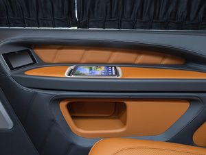 Portavasos de Diseño Original con Cargador Inalámbrico Plegable para Reposabrazos de Automóviles/Yates/Sillas de Cine - Product Image 3