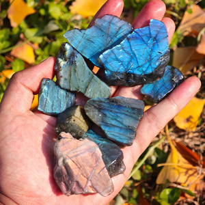 Pierres brutes de labradorite naturelle en gros, cristaux bruts de pierre de lune chatoyante, spécimens de spectrolite bleue pour la décoration et la joaillerie - Product Image 3