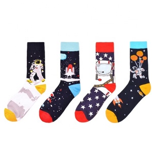 Calzini da Uomo Personalizzati OEM a Tema Astronauta, Calzini Originali a Tema Spaziale all'Ingrosso, Produzione Transfrontaliera - Product Image 1