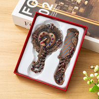 En gros, Ensemble de miroir de maquillage à main droit et peigne en métal, avec motifs sculptés vintage