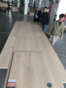 <span class=keywords><strong>Planche</strong></span> large de 19 mm d'épaisseur, <span class=keywords><strong>gris</strong></span> chaud, brossé moyen avec revêtement UV, aspect moderne et chaleureux avec accents naturels, excellent rapport qualité-prix - Product Image 1