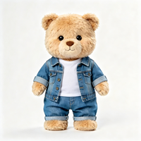Ours en peluche doux et bouclé brun clair, style vintage, avec veste en jean délavé et pantalon en jean, jouet en peluche moelleux