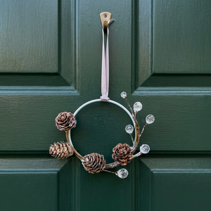 Corona rústica de metal con piñas y cuentas transparentes, coronas decorativas navideñas hechas a mano, sin iluminación - Product Image 3