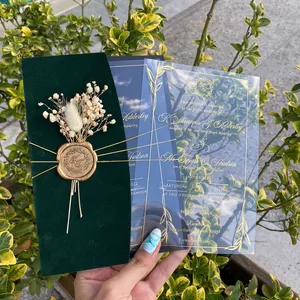 Tarjetas DE BODA transparentes flexibles al por mayor, invitación acrílica de bolsillo de lámina de oro verde esmeralda con sello de cera y flor seca