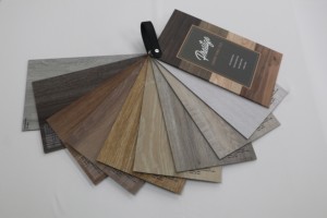 Plancher en vinyle LVT embossé en relief EIR à coller, pour une texture ultra réaliste de grain de bois et de pierre naturelle. - Product Image 4
