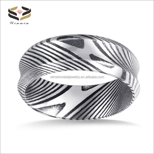 Anillo de <span class=keywords><strong>Boda</strong></span> Personalizado de Acero de Damasco Negro de 8 mm con Engaste Invisible <span class=keywords><strong>para</strong></span> <span class=keywords><strong>Hombre</strong></span> y Mujer - <span class=keywords><strong>Regalo</strong></span> <span class=keywords><strong>para</strong></span> Fiesta de Compromiso o <span class=keywords><strong>Aniversario</strong></span> - Product Image 2