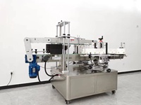 Machine d'étiquetage entièrement automatique PLC pour bouteilles rondes en plastique avec coque en acier inoxydable et pompe à roulement
