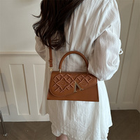Sac à main élégant pour femme avec poignée supérieure et quincaillerie dorée florale en relief, bandoulière amovible, sac à bandoulière, vente en gros d'usine