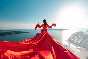 Robe longue élégante en satin rouge pour femme, avec traîne fluide, idéale pour séances photo, voyages en destination et vue sur l'océan, vente en gros B2B - Product Image 5
