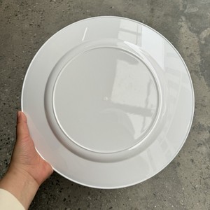 Vente en gros d'assiettes <span class=keywords><strong>de</strong></span> <span class=keywords><strong>présentation</strong></span> en plastique <span class=keywords><strong>blanc</strong></span> à bord noir et or <span class=keywords><strong>de</strong></span> 13 pouces 33cm <span class=keywords><strong>plat</strong></span> <span class=keywords><strong>de</strong></span> service pour le dîner en PET décoratif pour mariage en or <span class=keywords><strong>blanc</strong></span> - Product Image 5
