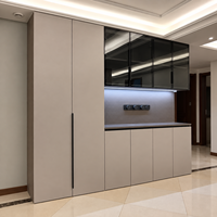 Meuble de bar intégré avec armoire de rangement pleine hauteur, vitrine en verre fumé et comptoir long pour maisons contemporaines