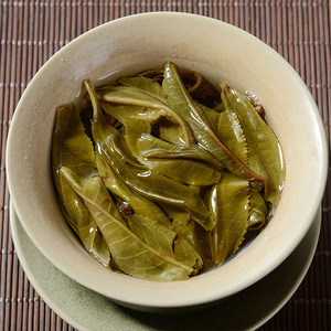 Thé Pu'er cru Yunnan Lao Ban Zhang 2021, gâteau de thé comprimé de 100g, Puerh pour la perte de poids, détoxifiant, amincissant, ventre plat, OEM/ODM, étiquette privée - Product Image 4