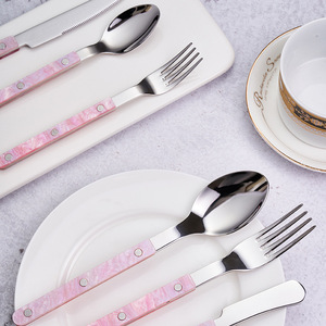 Juego de cubiertos Jinhui Industrial de acero inoxidable 304 color rosa con mango de acrílico para el hogar, hotel y carne. - Product Image 3