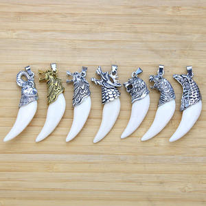 JF6758 <span class=keywords><strong>Ciondolo</strong></span> a Forma di Corno in Resina Stile Osso di Mucca <span class=keywords><strong>con</strong></span> Strass, Imitazione Dente di <span class=keywords><strong>Lupo</strong></span>, Vendita all'Ingrosso - Product Image 5