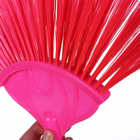 Brosse à poussière longue en plastique pour plafond, design portable, pour murs domestiques et poils d'animaux, avec poignée pratique, écologique, pour toiles d'araignées et poussière, fournie par l'usine