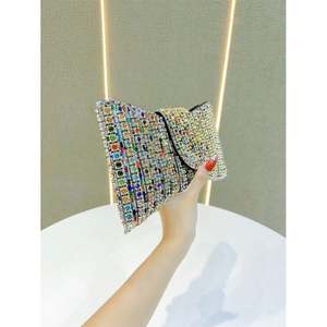 حقائب يد نسائية مزينة بالخرز للسهرات الرسمية وحفلات الزفاف وحفلات الكوكتيل - Product Image 1