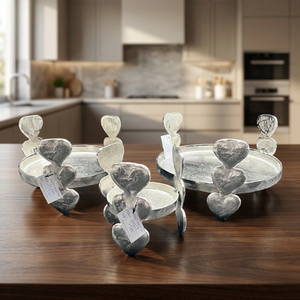 Support de bougie en aluminium fait main en forme de cœur, plateau décoratif résistant à la chaleur, imperméable et durable, accent de table en métal pour Noël et la maison - Product Image 1